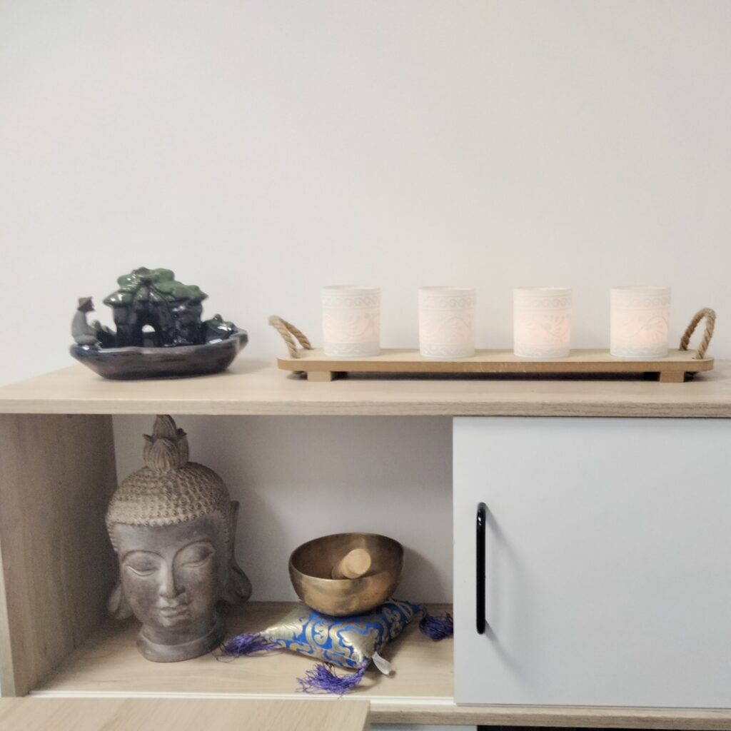 Décoration zen avec bougeoirs, tête de Bouddha et bol tibétain dans le cabinet de Caroline Caby à Haubourdin