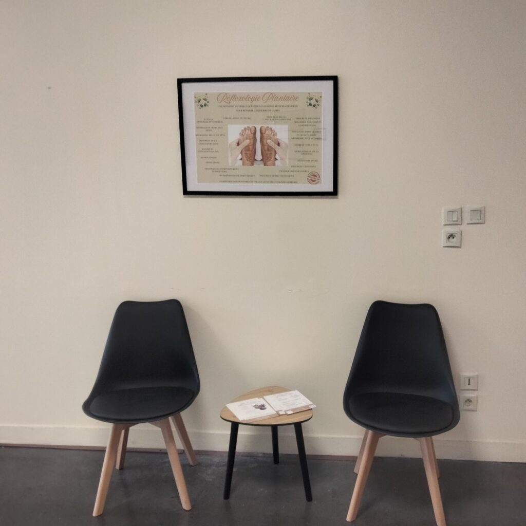 Salle d’attente chaleureuse du cabinet de Caroline Caby à Haubourdin